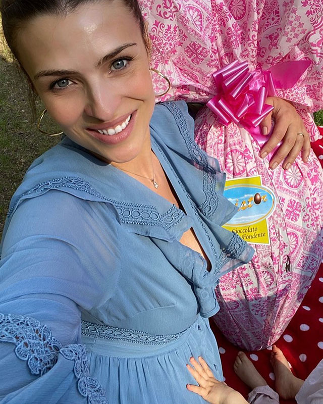 Cristina Chiabotto, 35 anni, è incinta per la seconda volta a meno di un anno dalla nascita della primogenita Luce Maria: ecco la foto con cui ha annunciato la cicogna bis